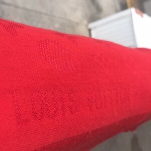 M79472
Monogram Classic Shawl

$640.00